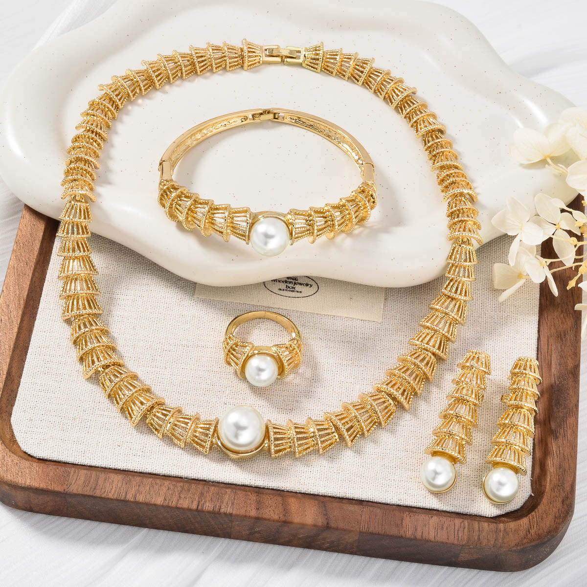 Bijoux vintage en or Perle creuse Ensemble à quatre pièces