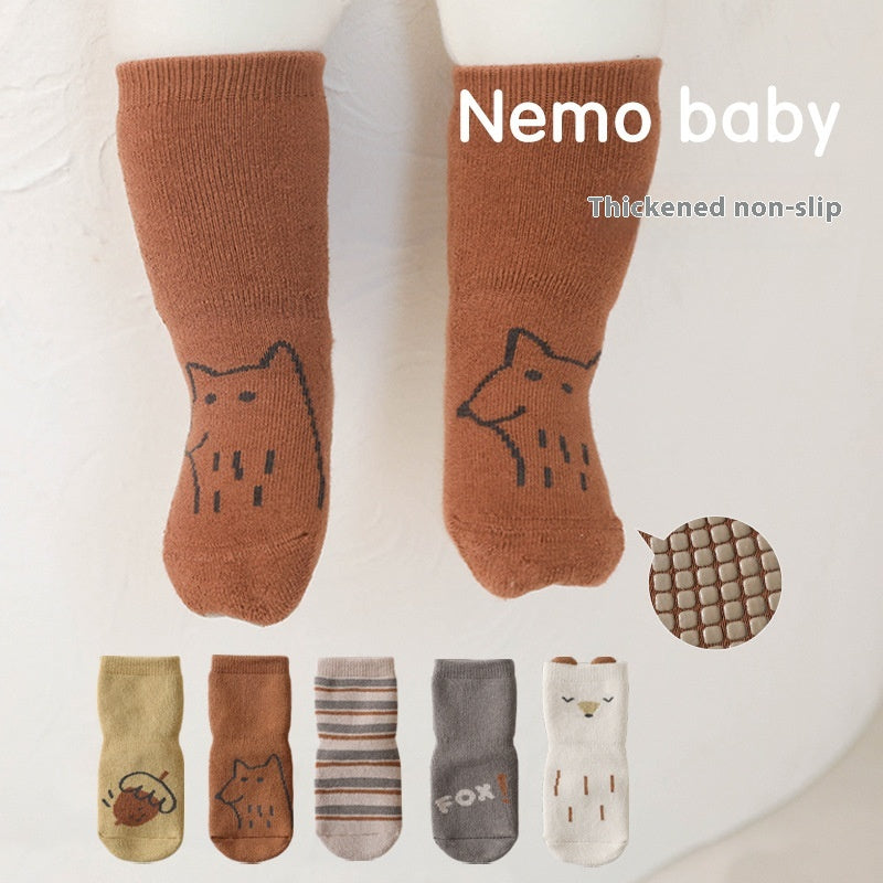 Chaussettes pour tout-petits à l'étage de l'enfant