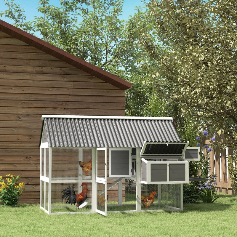 Coop de poulet en bois avec cour