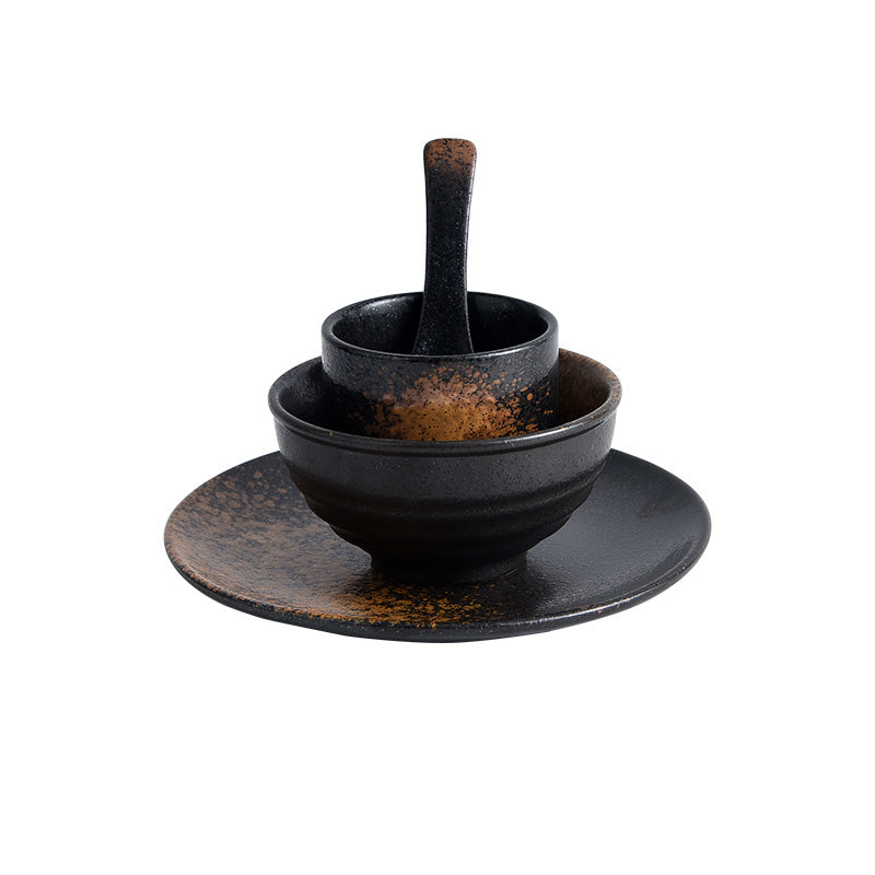 La table en céramique de l'hôtel de style japonais avec des paramètres rétro
