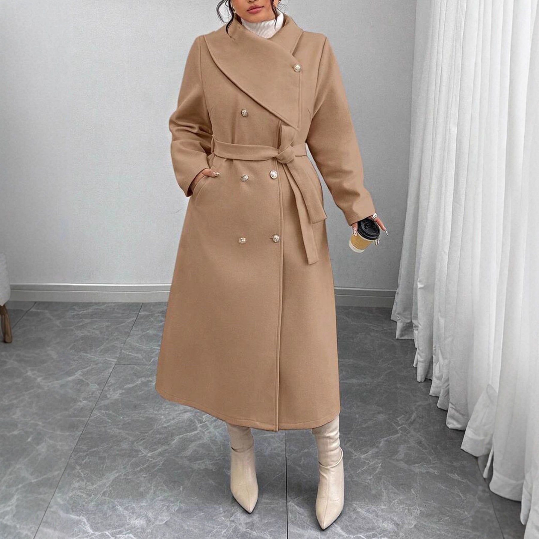 Manteau de laine à deux seins avec un collier asymétrique