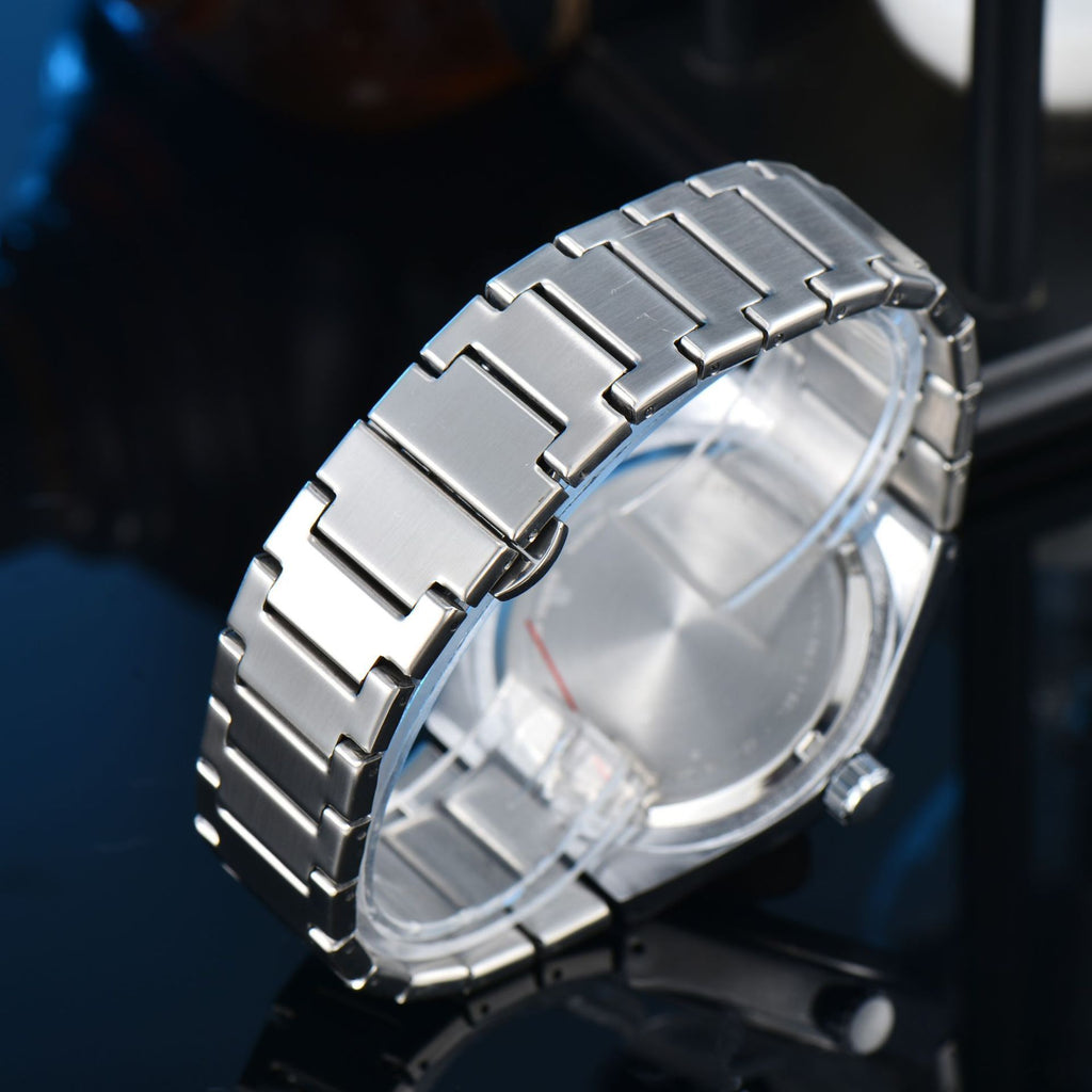 Simple, élégant, et élégant quartz hommes montre avec la bande d'acier