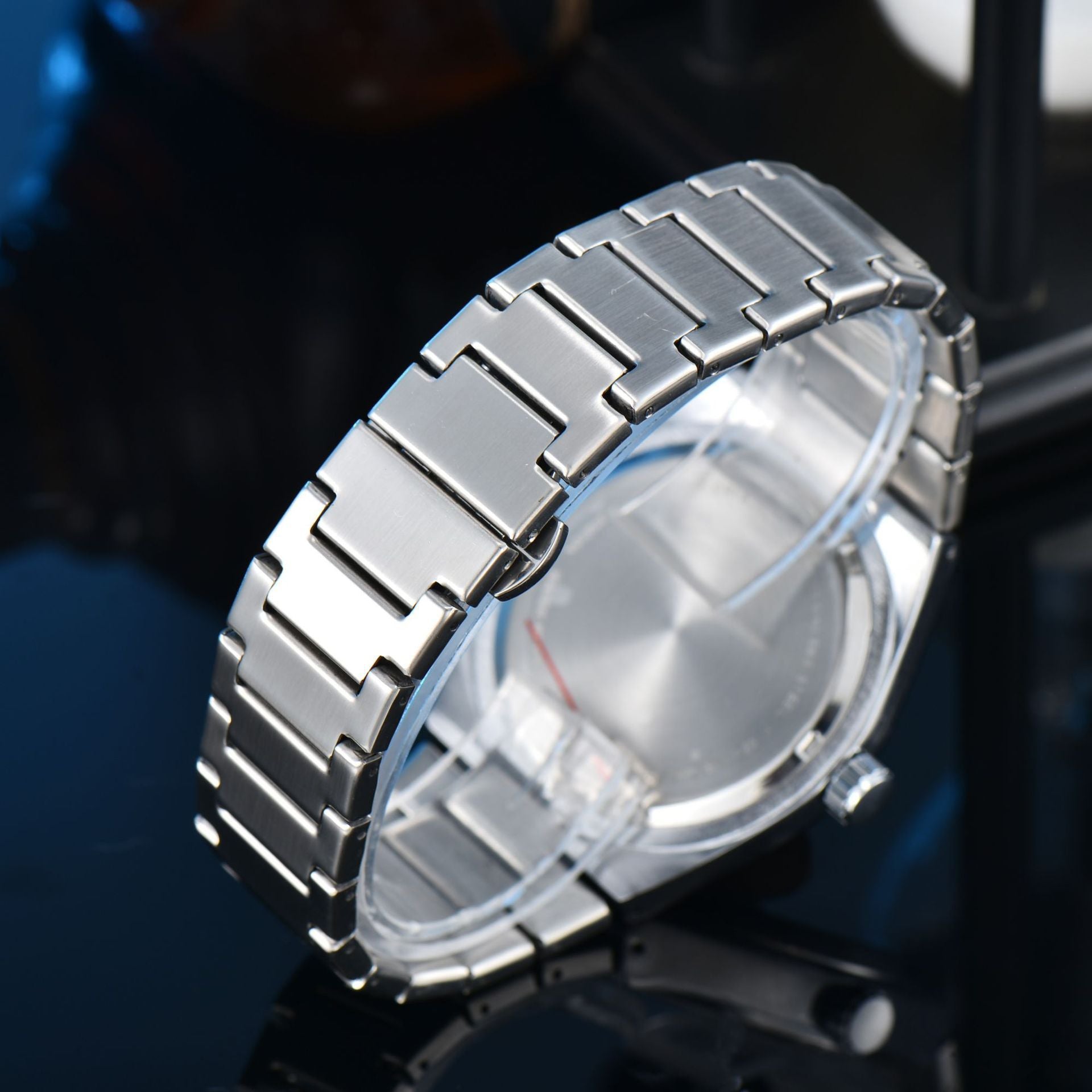 Simple, élégant, et élégant quartz hommes montre avec la bande d'acier