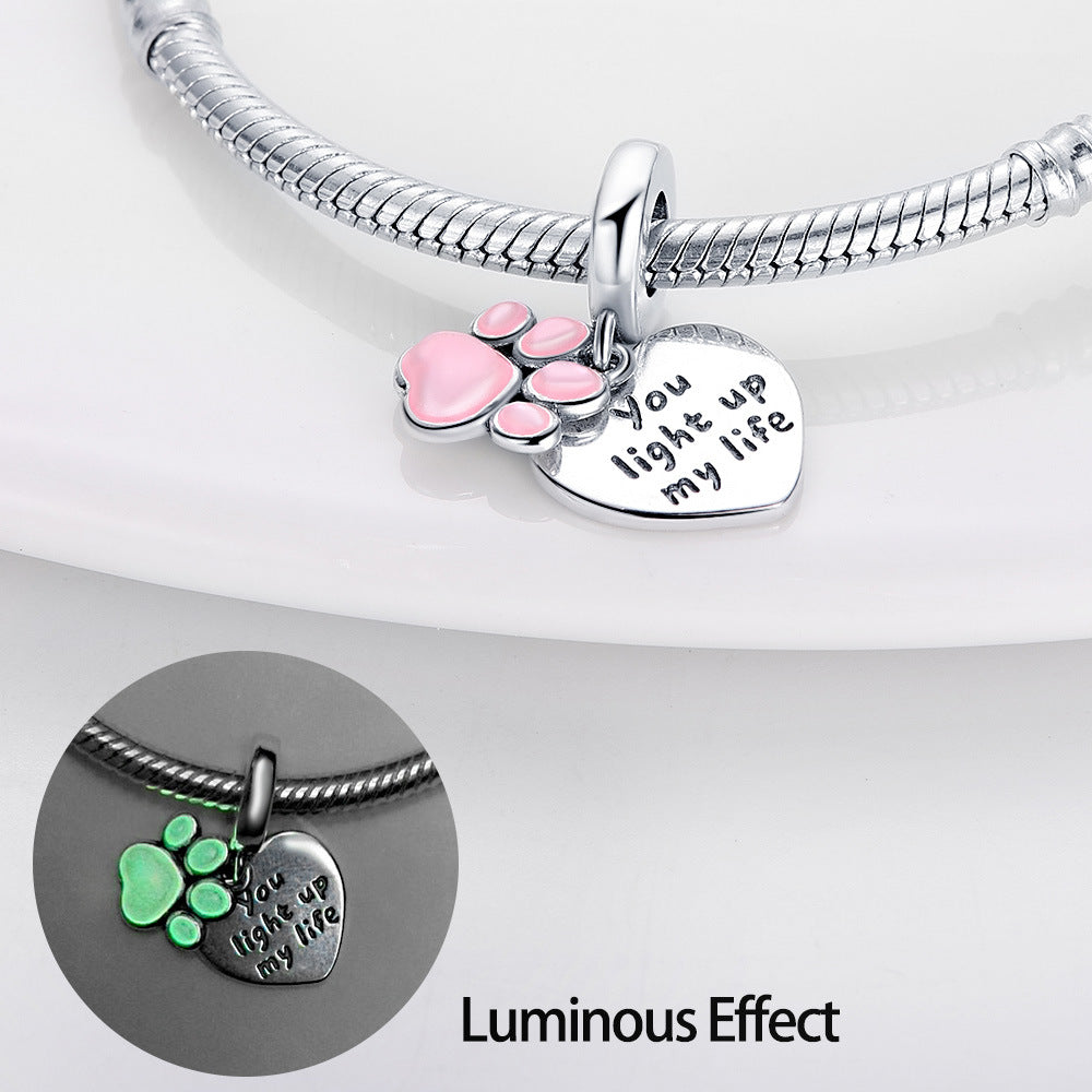 Bracelet bricolage avec un pendentif et des perles d'impression de patte mignon