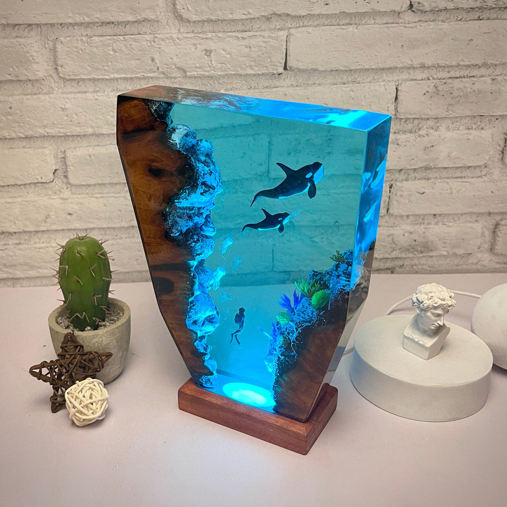 Lampe en résine pour bébé Orca de la famille des baleines océaniques