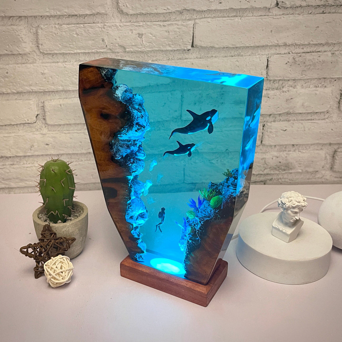 Lampe en résine pour bébé Orca de la famille des baleines océaniques
