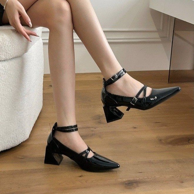 Femmes Glossy Brevet En Cuir Pointé orteil Block Pompes Criss Cross Instep Strap Double B