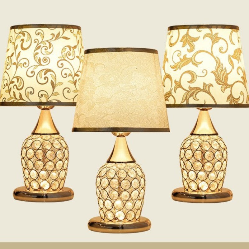 Lampe de table en cristal dans une chambre moderne