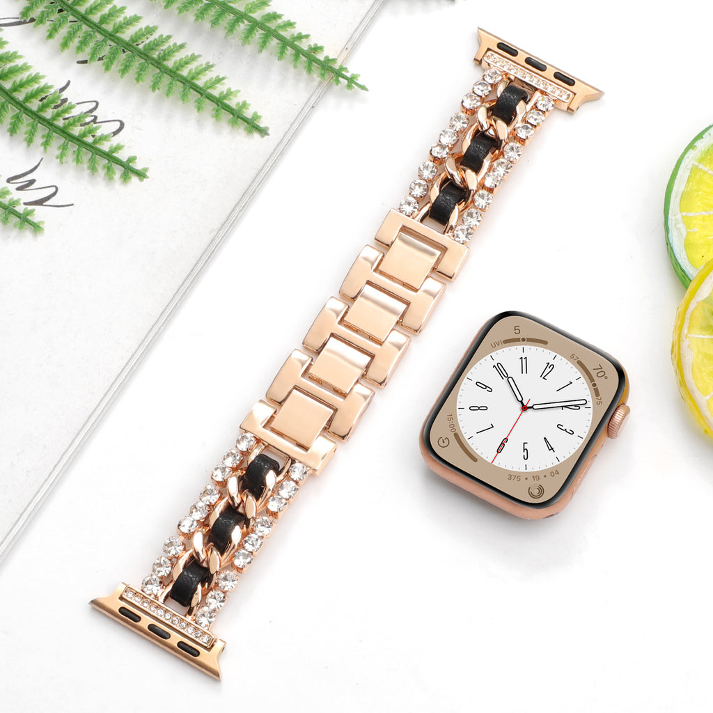 Bracelet en cuir de style Chanel avec éléments métalliques incrustés de diamants