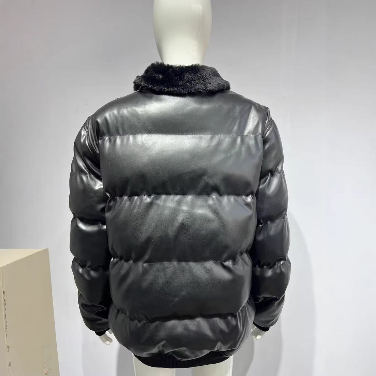 Veste en cuir de moto avec un lapel de mouton