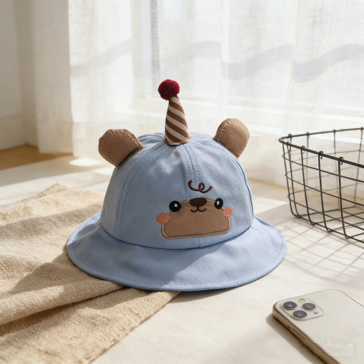 Cake monocolore pour enfants en forme de petit ours mignon aux fleurs brodées.
