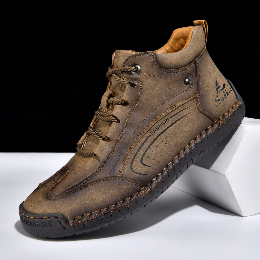 Mode Homme de plus de taille avec des semelles à la main
