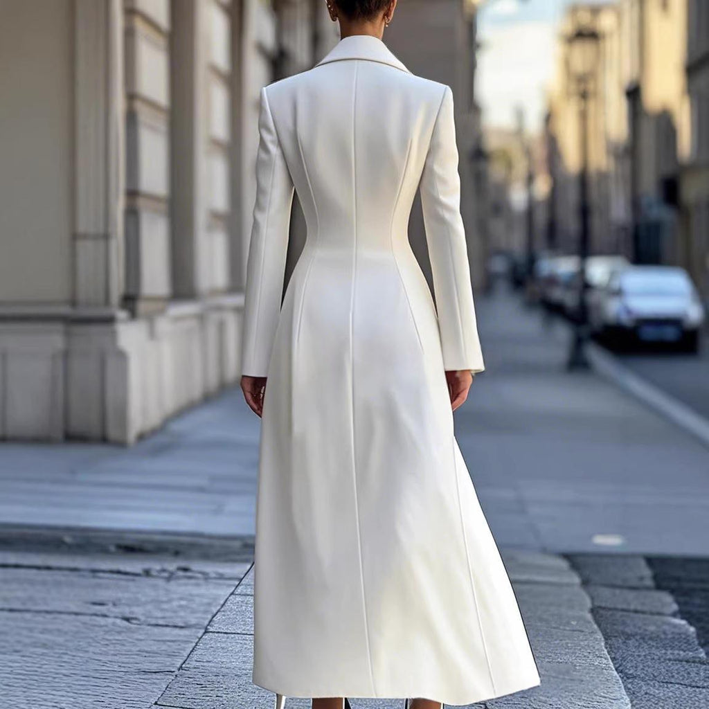 Élégante robe longue blanche de style commuter avec une ceinture sans gaine et exsudante B