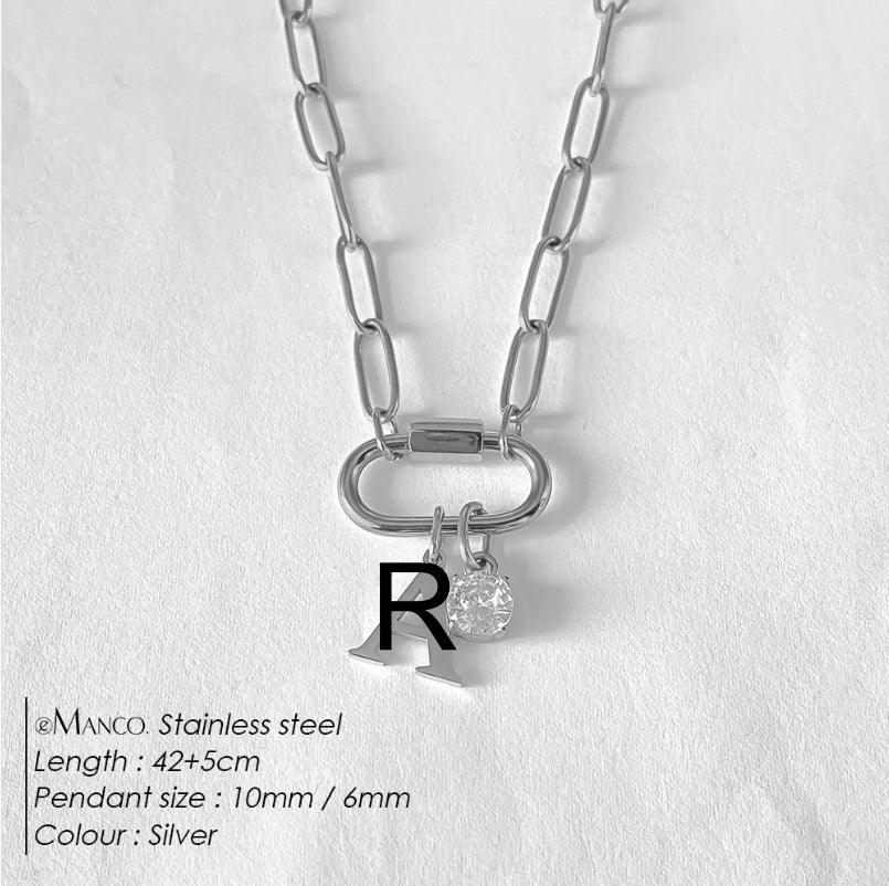 Collier lettre en acier au titane
