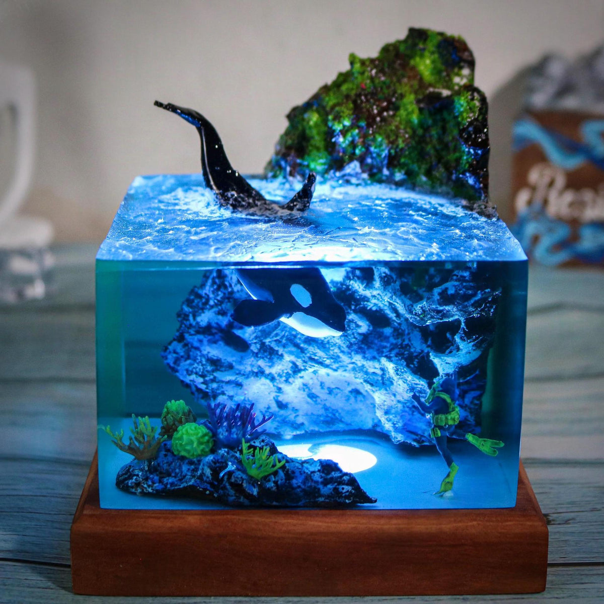Lampe de table en résine Orca et Divers