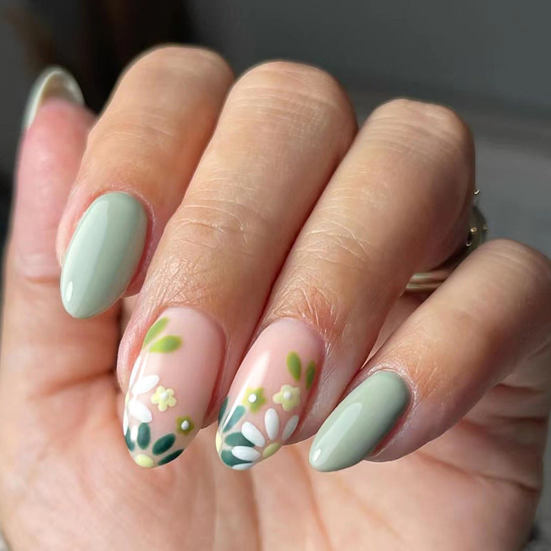 Nails à tête ronde avec de petites fleurs pour les femmes