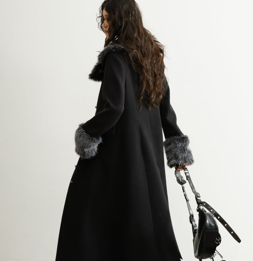 Manteau de laine avec un collier en fer forgé et long silhouette