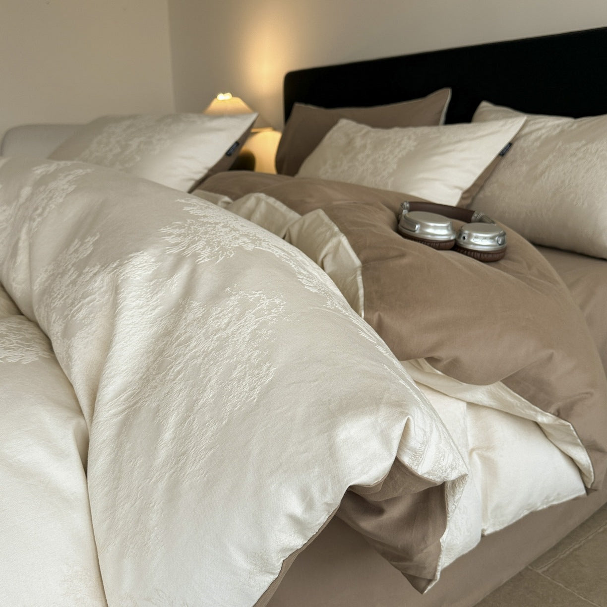 Grand ensemble de quatre pièces Jacquard Pure Cotton avec une touche de légère couverture de luxe et lit