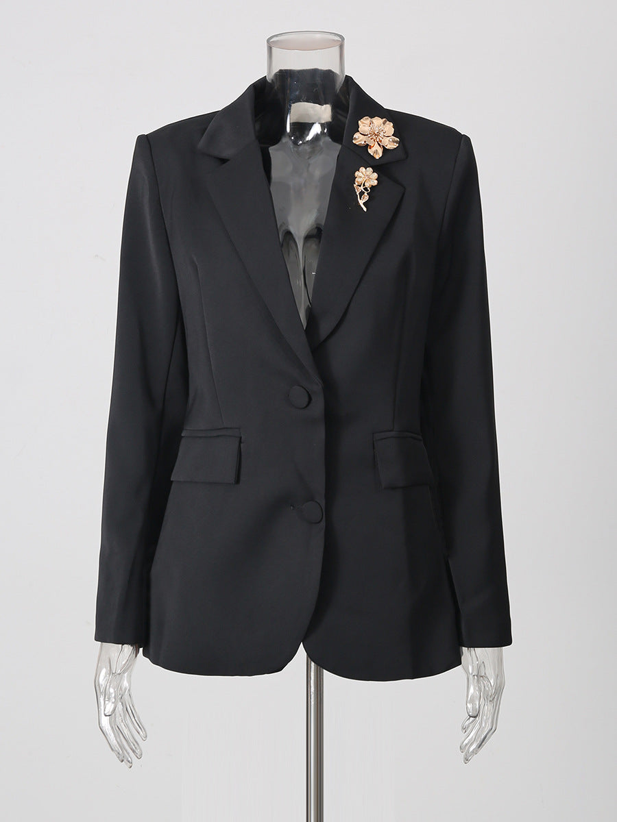 Blazer à dos ouvert avec des perles et détails floraux