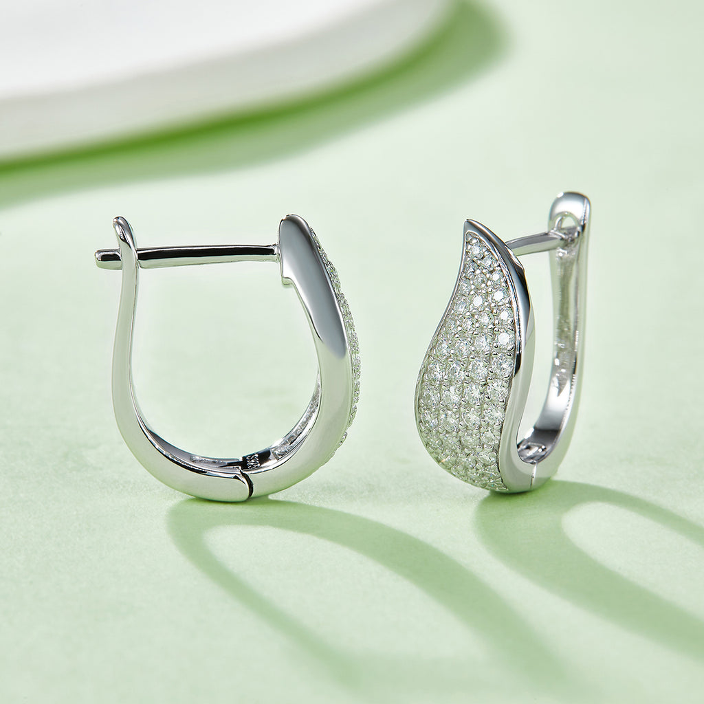 S925 Argent Sterling 82pcs Croissant de Moissanite Boucles d'oreilles Huggie Hoop 16,5mm plaqué platine