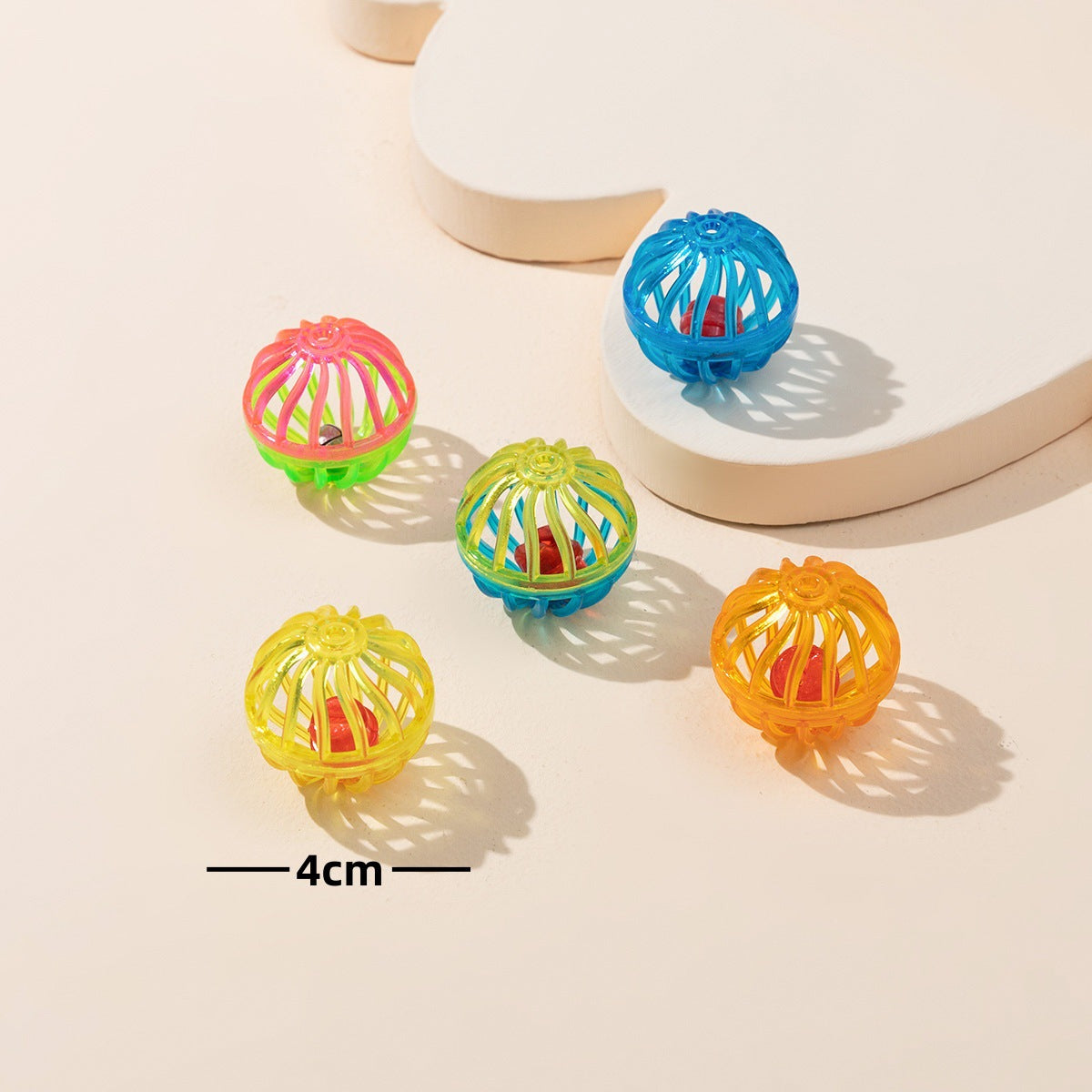 Balle de teasing de chat en plastique coloré Mesh Hollow Sound