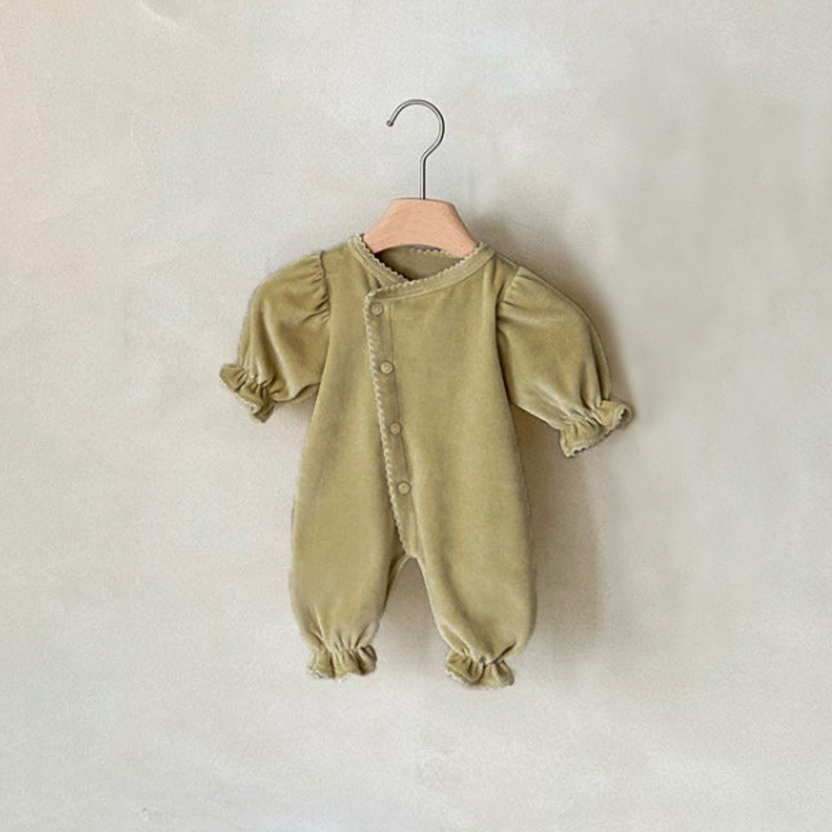 Romper en une seule pièce de style long avec une seule rangée de snaps pour bébés