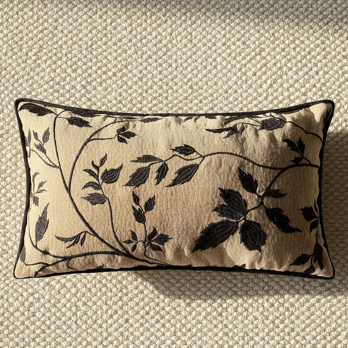 Coussin de canapé moderne de luxe léger au milieu du siècle avec un lit de luxe