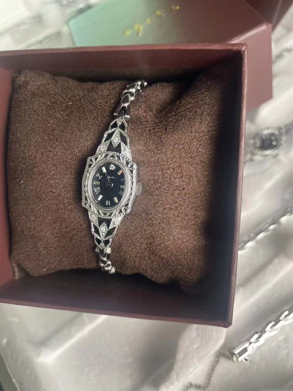 Vieille montre carrée pour les femmes Un design Dainty Mini Square avec un motif de blé