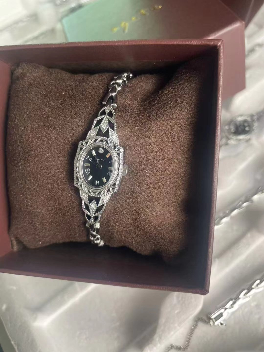 Vieille montre carrée pour les femmes Un design Dainty Mini Square avec un motif de blé