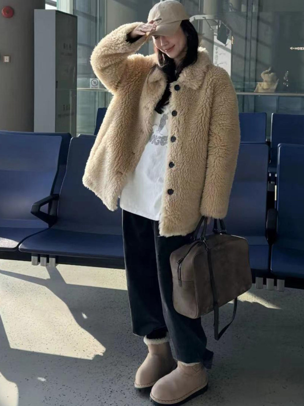 Manteau de laine de mouton avec un collier de lapel
