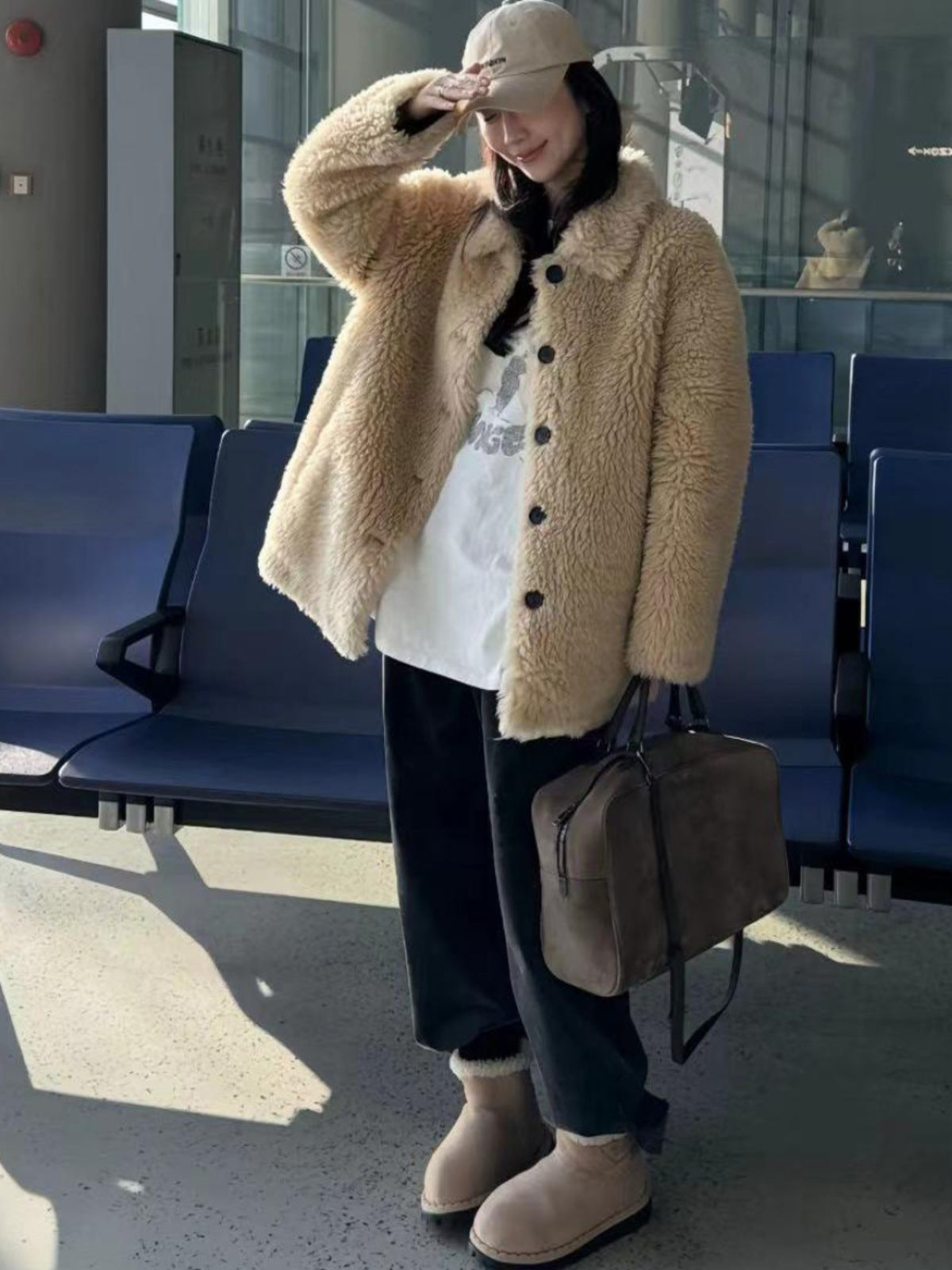 Manteau de laine de mouton avec un collier de lapel