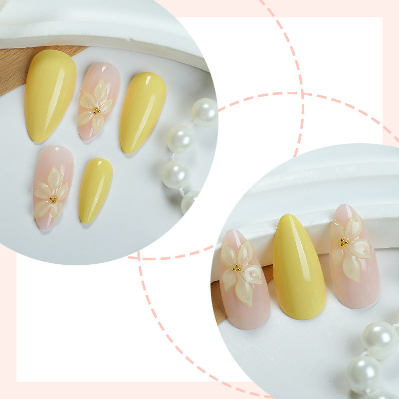 Nails à amande jaune de style français au design floral 3D