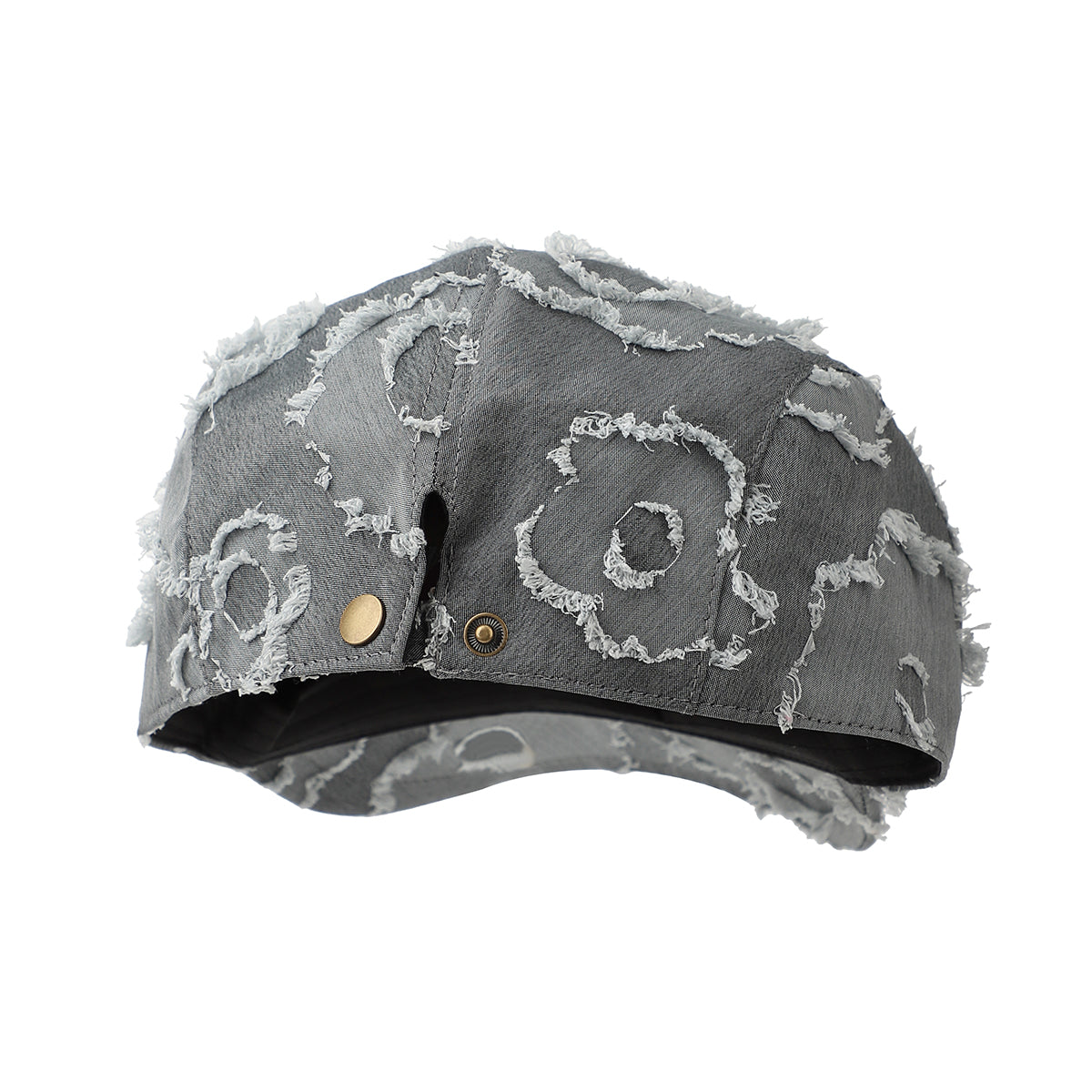 Chapeau de fleurs fringées défiant la mode