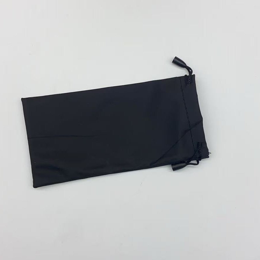 Boîte zippée noire avec bracelet et lunettes de soleil résistantes à la compression