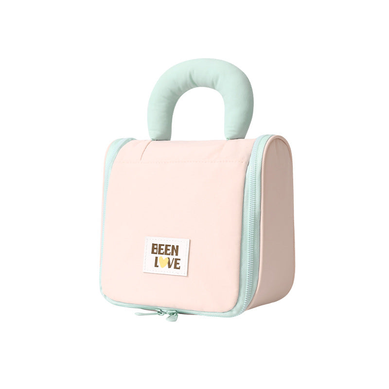Laver un sac d'organisateur de maquillage de voyage