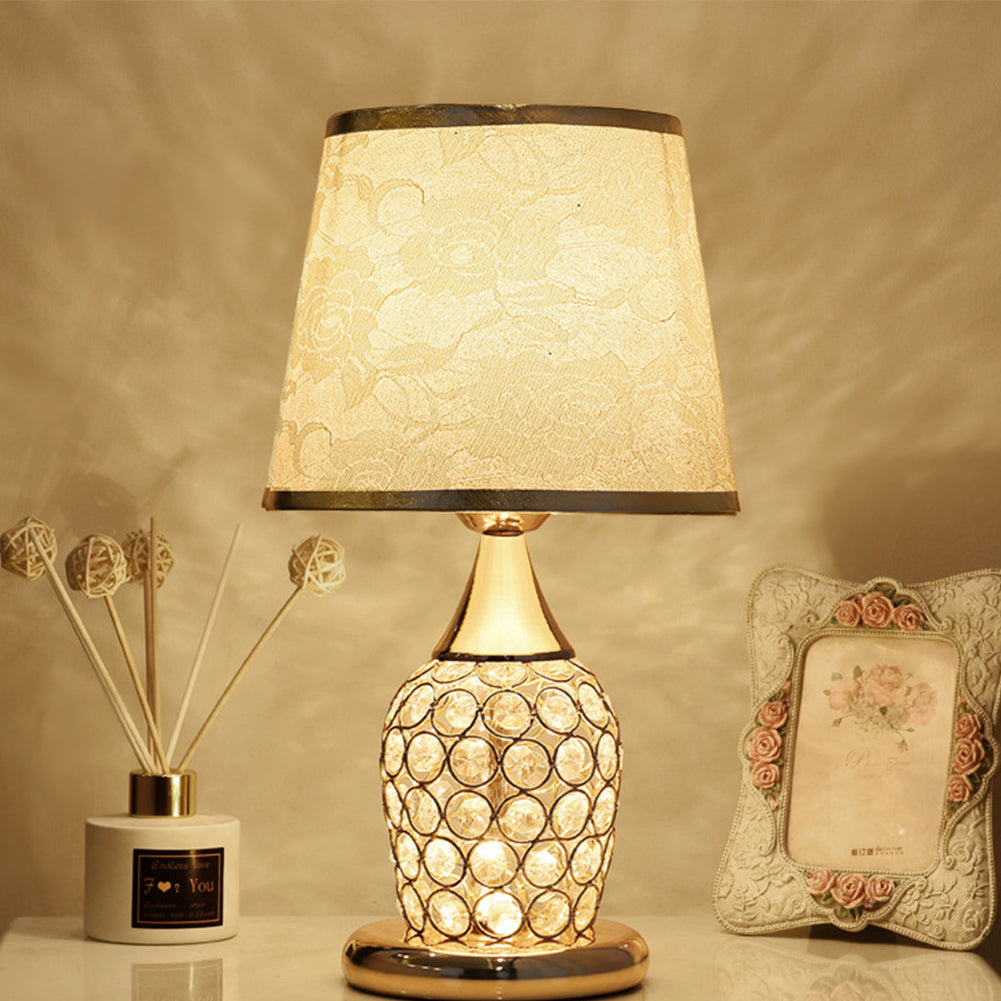 Lampe de table en cristal dans une chambre moderne