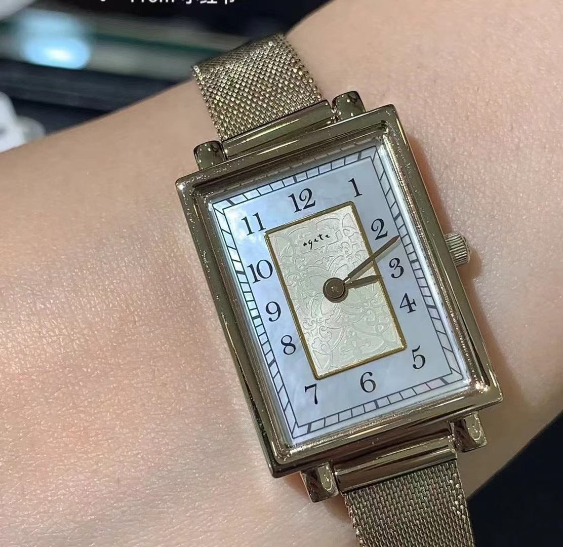 Vieille montre carrée pour les femmes Un design Dainty Mini Square avec un motif de blé