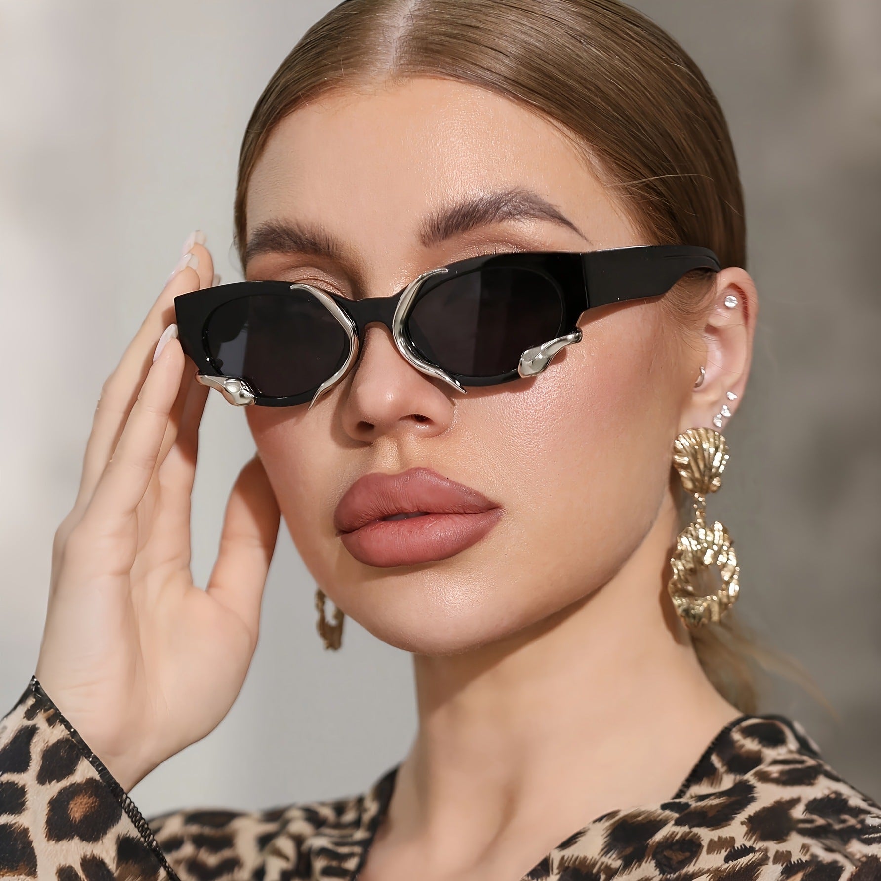 Et des lunettes de soleil tridimensionnelles de style similaire Snake Retro