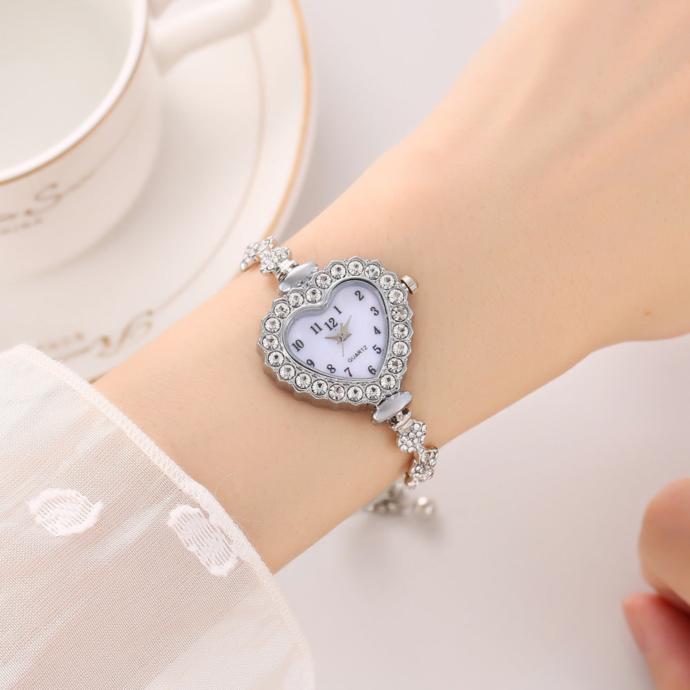 Montres pour femmes avec un design de coeur délicatement adapté au diamant