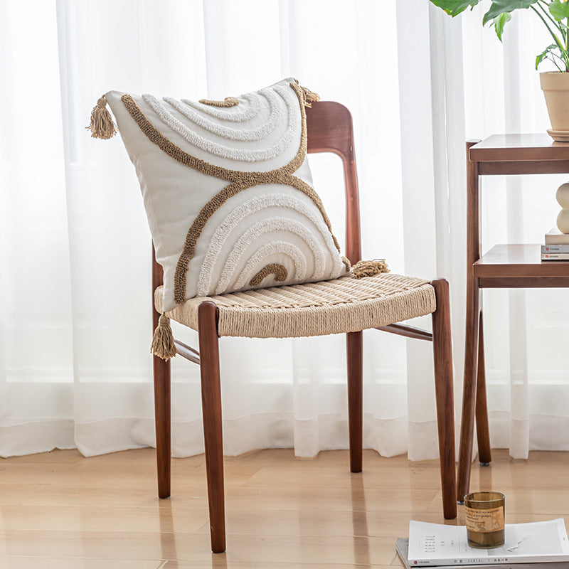 Canapé simple avec un coussin en tassel et des housses d'oreiller