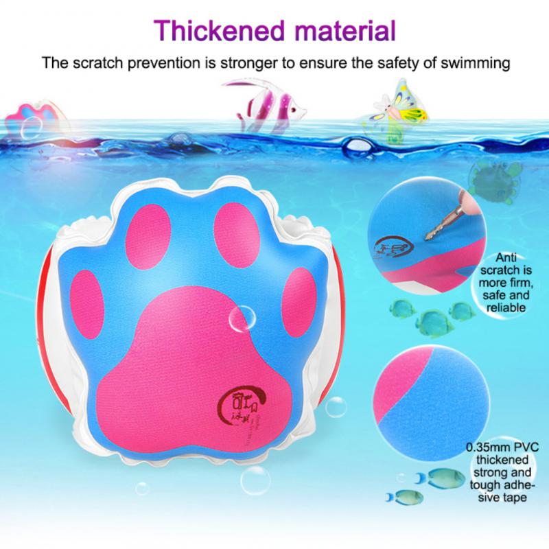 Plusieurs coussins gonflables gonflent le cercle de natation et le bras de bébé