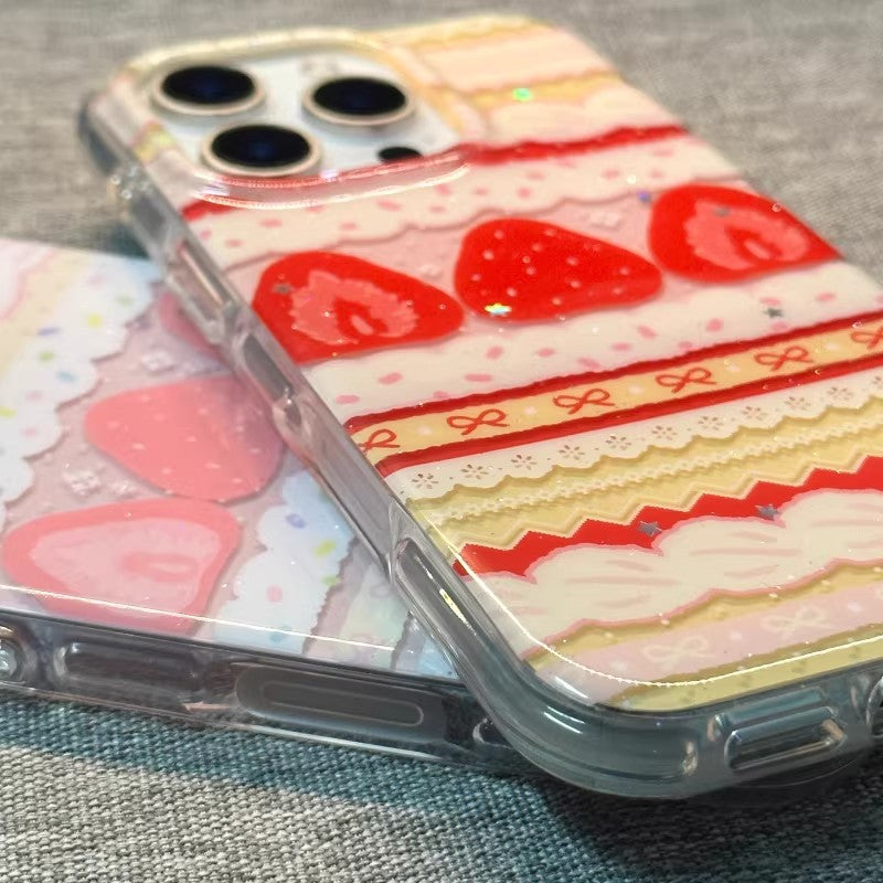 Étui téléphonique sur le gâteau aux fraises crémeuses