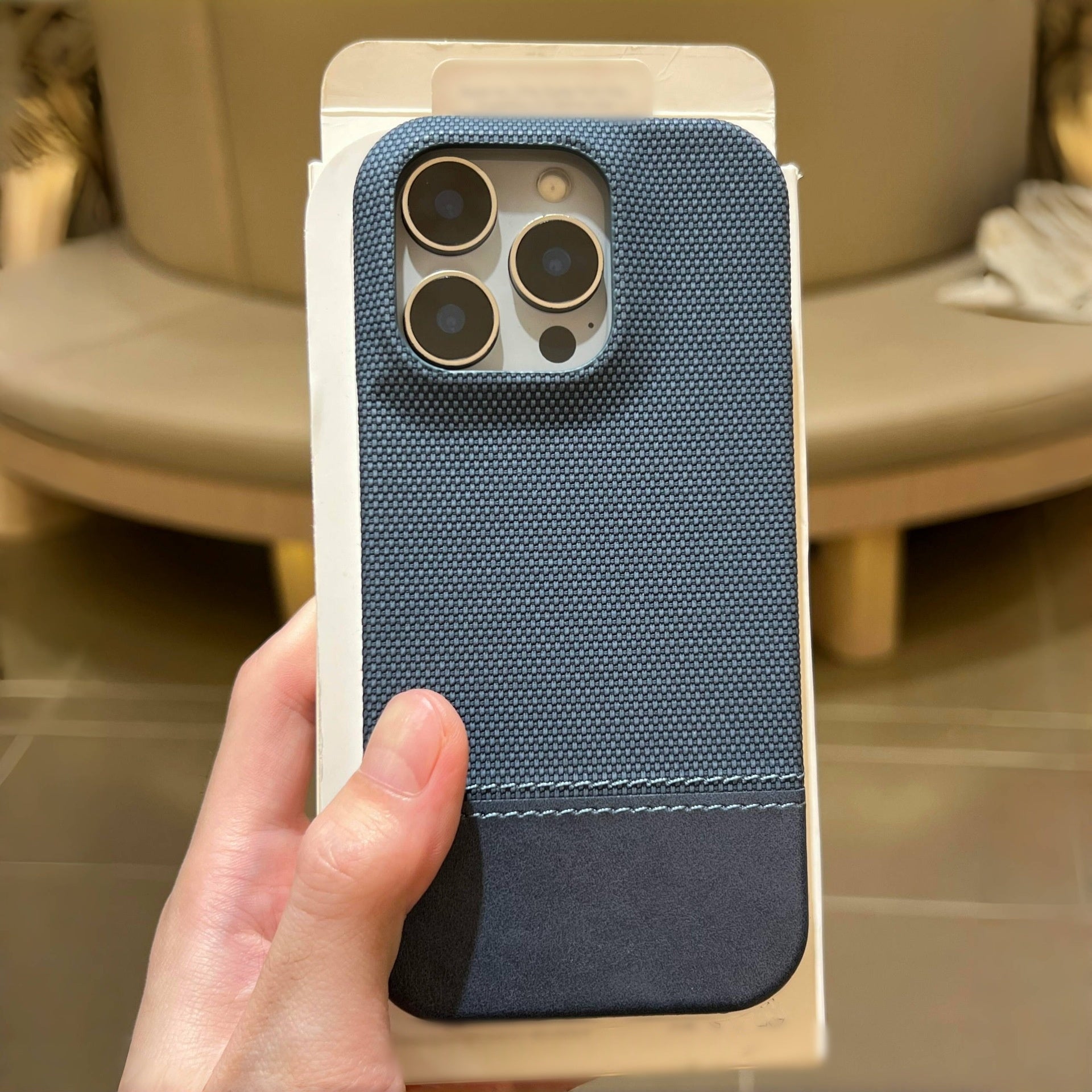 Smartphone Case en cuir végétalien avec une texture tissée et une fixation magnétique
