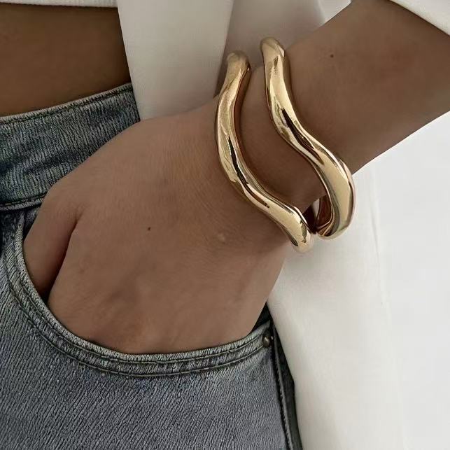 Bracelet européen et américain en métal irrégulier