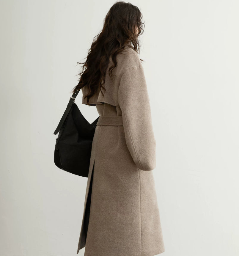 Retro-chic doux avoine-beige en laine ceinturée dans une longue silhouette