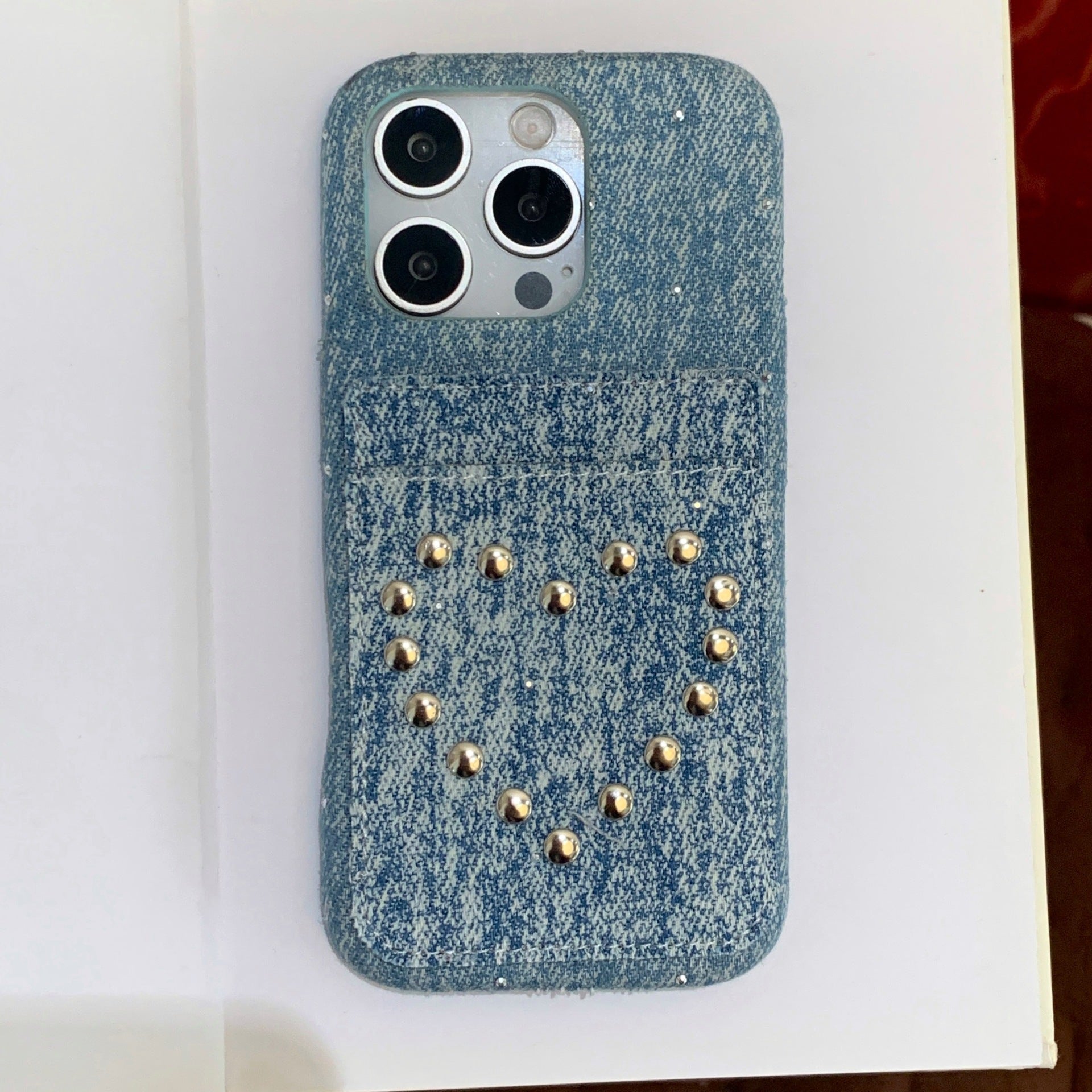 Coque simple en forme de coeur pour le 16 Pro Max