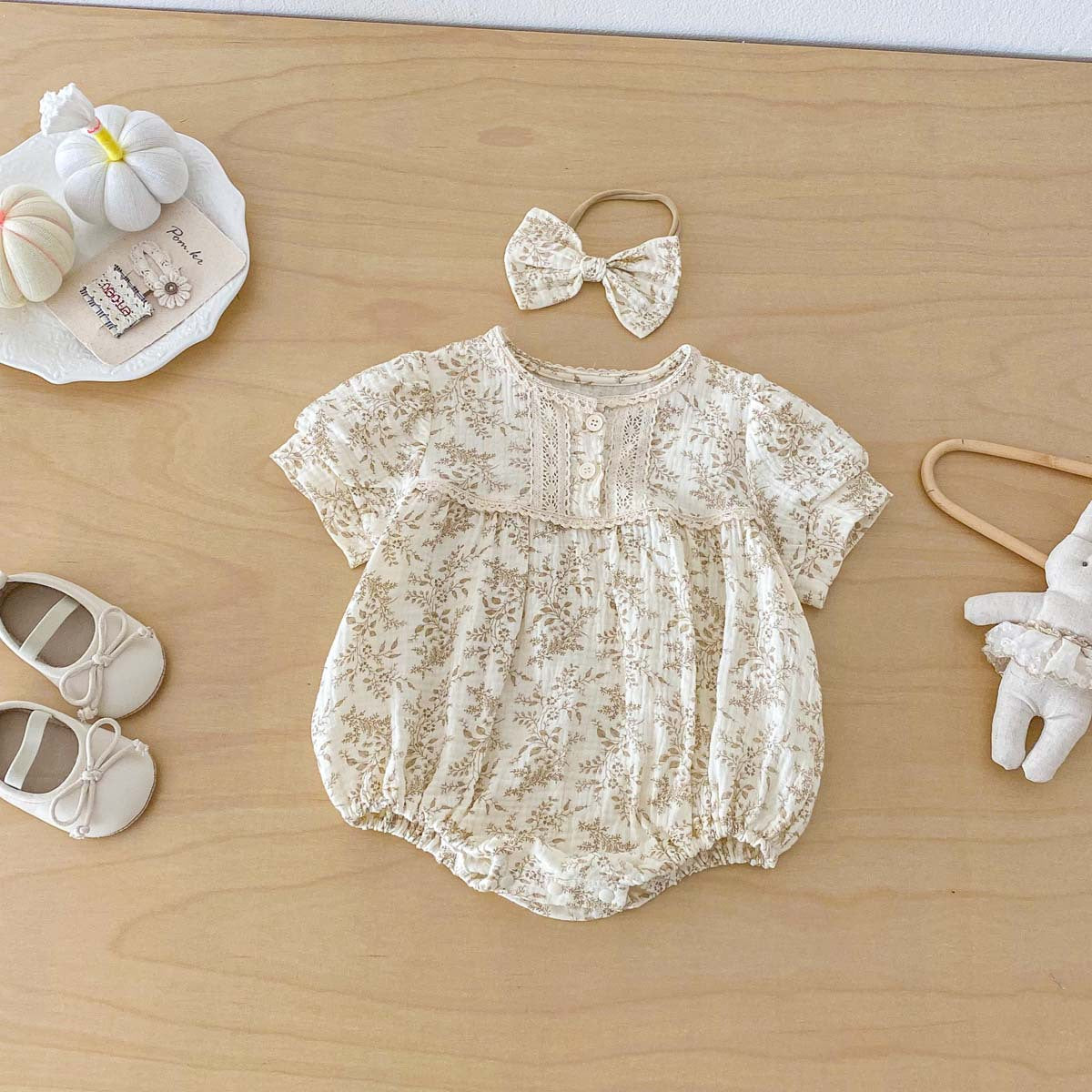 Elegant short-sleeved lace romper for girls