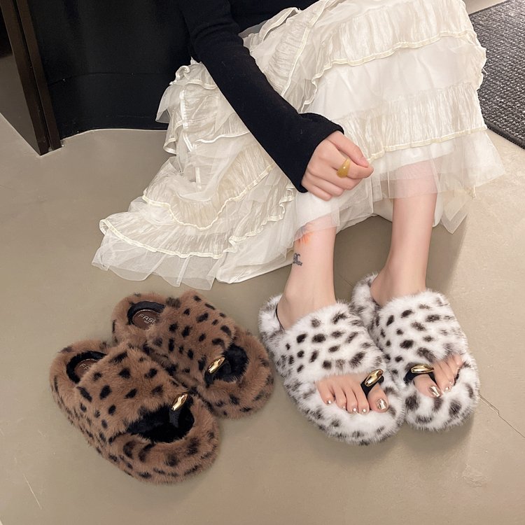 Pantoufles poilues avec des orteils d'impression léopard à la mode pour la maison et l'extérieur