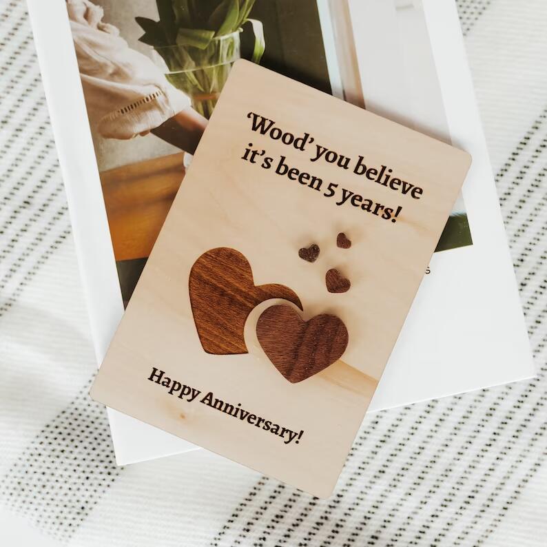 Invitation à la carte anniversaire de mariage de sculpture en bois