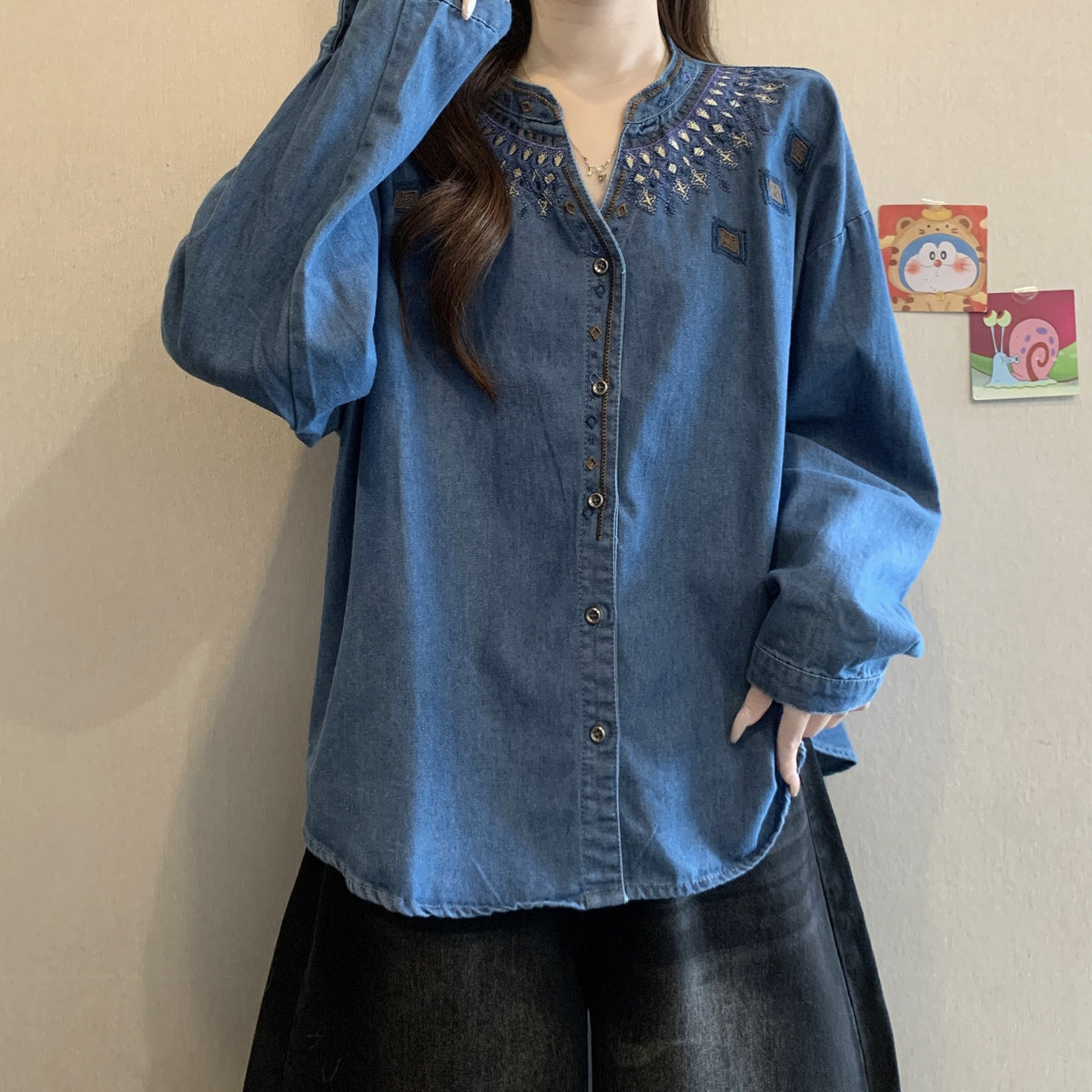 Chemise de denim brodée rétro pour les femmes